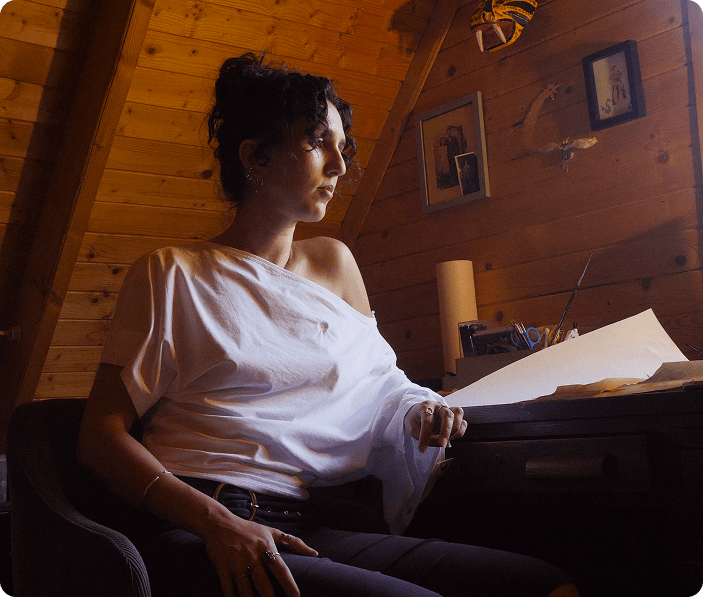 Claire dans son atelier