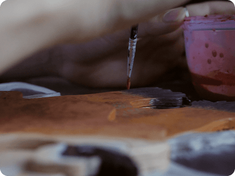 Application de peinture au pinceau sur une pièce en bois