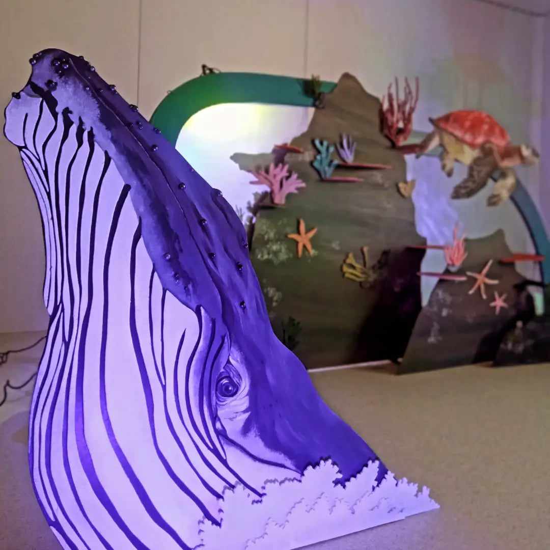 Décor de baleine en bois peint