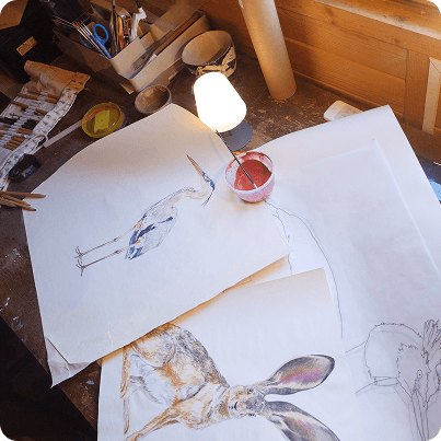 Croquis de héron et de lièvre sur la table de l'atelier