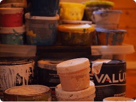 Pots de peinture dans l'atelier