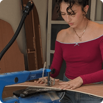 Artisane façonnant une pièce en bois sur-mesure